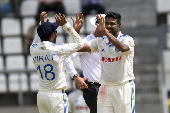 Ashwin และ Virat Kohli มีอัตราความสำเร็จ 90% ในชุดบ้านที่มีการเล่นชุดทดสอบมากกว่า 15 ชุด Ashwin และ Virat Kohli มีอัตราความสำเร็จ 90% ในชุดบ้านที่มีการเล่นชุดทดสอบมากกว่า 15 ชุด
