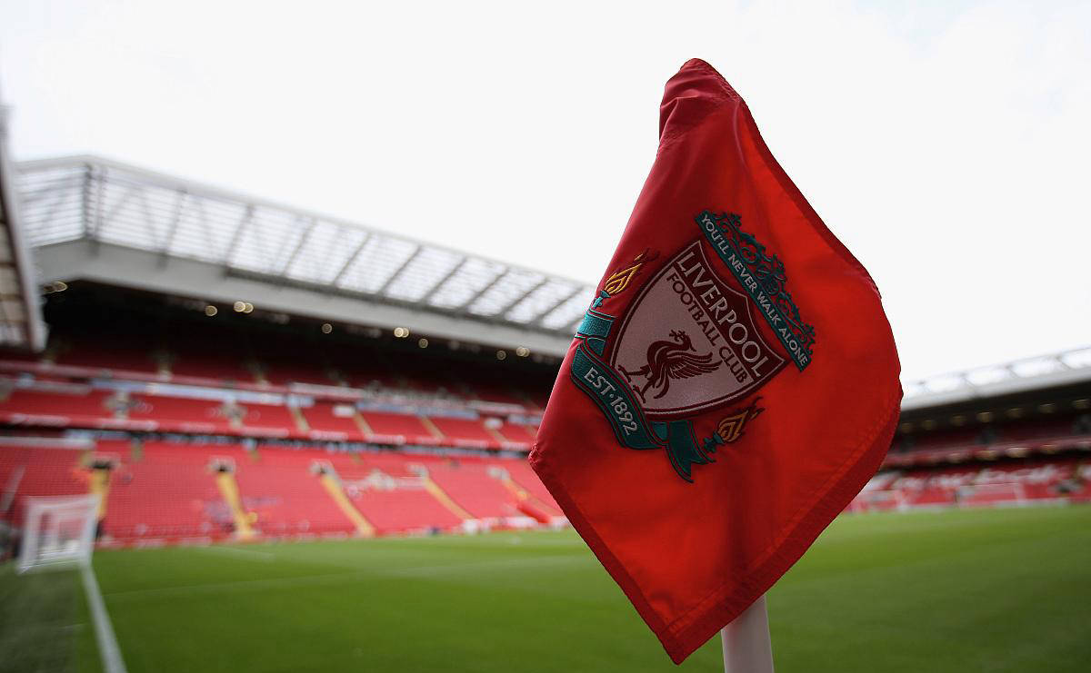 ลิเวอร์พูลตามหลังตำแหน่งในแชมเปียนส์ลีกเพียงสามคะแนน ขณะที่ซันเดอร์แลนด์ที่เพิ่งเลื่อนชั้นขึ้นมาสร้างความประหลาดใจด้วยการแซงหน้าคู่แข่งในตารางการแข่งขันในบ้าน