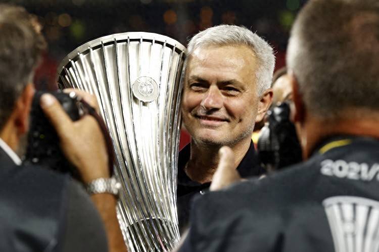 สรุปข่าวเซเรียอาประจำวัน: วิกฤตอาการบาดเจ็บของอินเตอร์ยิ่งรุนแรงขึ้น ขณะที่มิลานและโรม่าจับตาเป้าหมายกองหน้าคนใหม่_เฟรนช์_แชมเปียนส์ลีก_นาโปลี