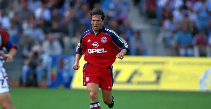 นักฟุตบอลคนใดในประวัติศาสตร์ที่แสดงให้เห็นถึงความยืดหยุ่นที่น่าทึ่งในช่วงปลายอาชีพ โดยยังคงรักษาผลงานที่ยอดเยี่ยมไว้ได้แม้จะมีอายุมากขึ้น? _มัลดินี_ โปรไฟล์ แชมเปียนส์ลีก