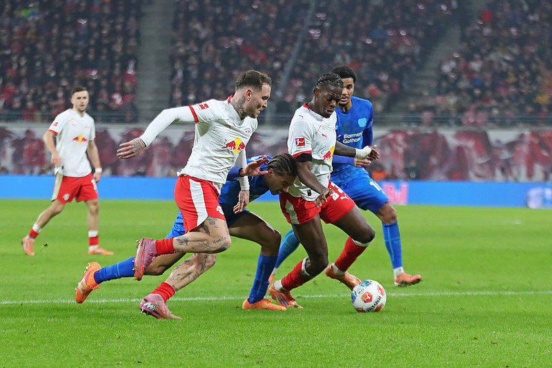 ไบเออร์ เลเวอร์คูเซ่น 3-1 แอร์เบ ไลป์ซิก: ขึ้นสู่อันดับสามในลีก ชือร์เล่ เลี้ยงตัดเข้าในทำประตู ฮิคกี้