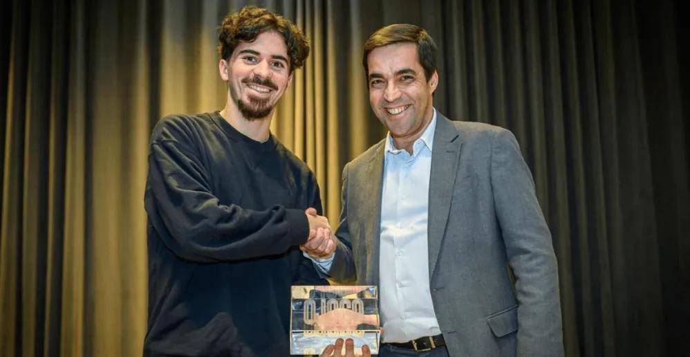 สตาร์ไลท์ ฟรอนต์ไลน์: วิตินญ่า คว้ารางวัลนักเตะยอดเยี่ยมแห่งปีของโปรตุเกส – ดาวเด่นแห่งแดนกลางลีกเอิงภายใต้แสงดาว สกาย สปอร์ต | นักเตะยอดเยี่ยม | อิทธิพล