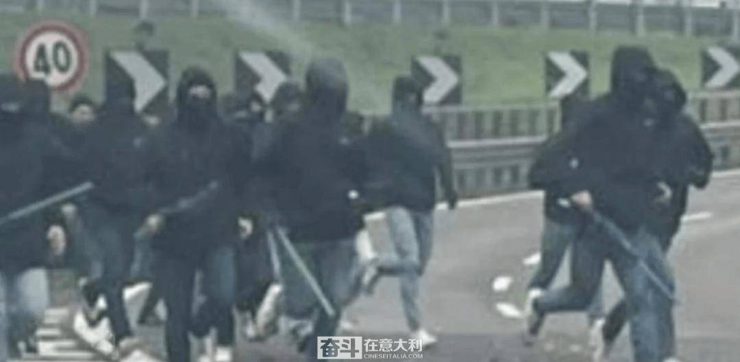 "การปะทะบนทางหลวง" ผู้สนับสนุนชาวโรมาและฟิออเรนตินาประมาณ 200 คนเข้าร่วมการปะทะด้วยอาวุธบนทางหลวง _โบโลญญา_ _ความขัดแย้ง_ _อิตาลี_