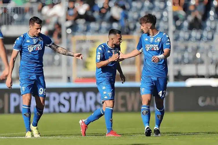 การแข่งขันเซเรียอาถึงจุดเดือดเมื่อโตริโนและโรม่าปะทะกันในการพบกันของทีมจ่าฝูง ผลการแข่งขันยังคงเป็นไปได้ทุกทาง การป้องกัน การโจมตี ความได้เปรียบในบ้าน