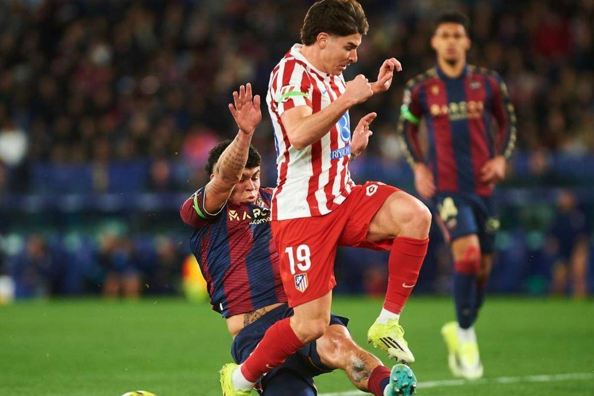 แอตเลติโกประสบความพ่ายแพ้อย่างไม่คาดคิดเมื่อฟอร์มของดาวเตะมูลค่า 100 ล้านยูโรตกต่ำลง: 11 เกมติดต่อกันที่ไม่สามารถทำประตูได้ถือเป็นช่วงแห้งแล้งที่ยาวนานที่สุดในยุโรปของอาชีพเขา อัลบาเรซ ซิเมโอเน เลบันเต้