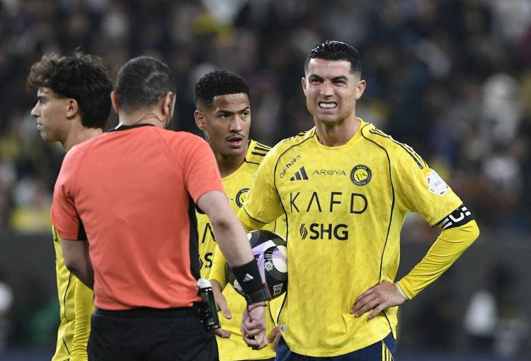 หัวใจหนักอึ้งในวันเกิดครบรอบ 41 ปี! คริสเตียโน่ โรนัลโด้ เข้าร่วมการฝึกซ้อมแต่ยังคงบอยคอต – สโมสรซาอุดีอาระเบียจะตอบสนองอย่างไร? _สื่อ_ _เสี้ยว_ _ความน่าเชื่อถือ_