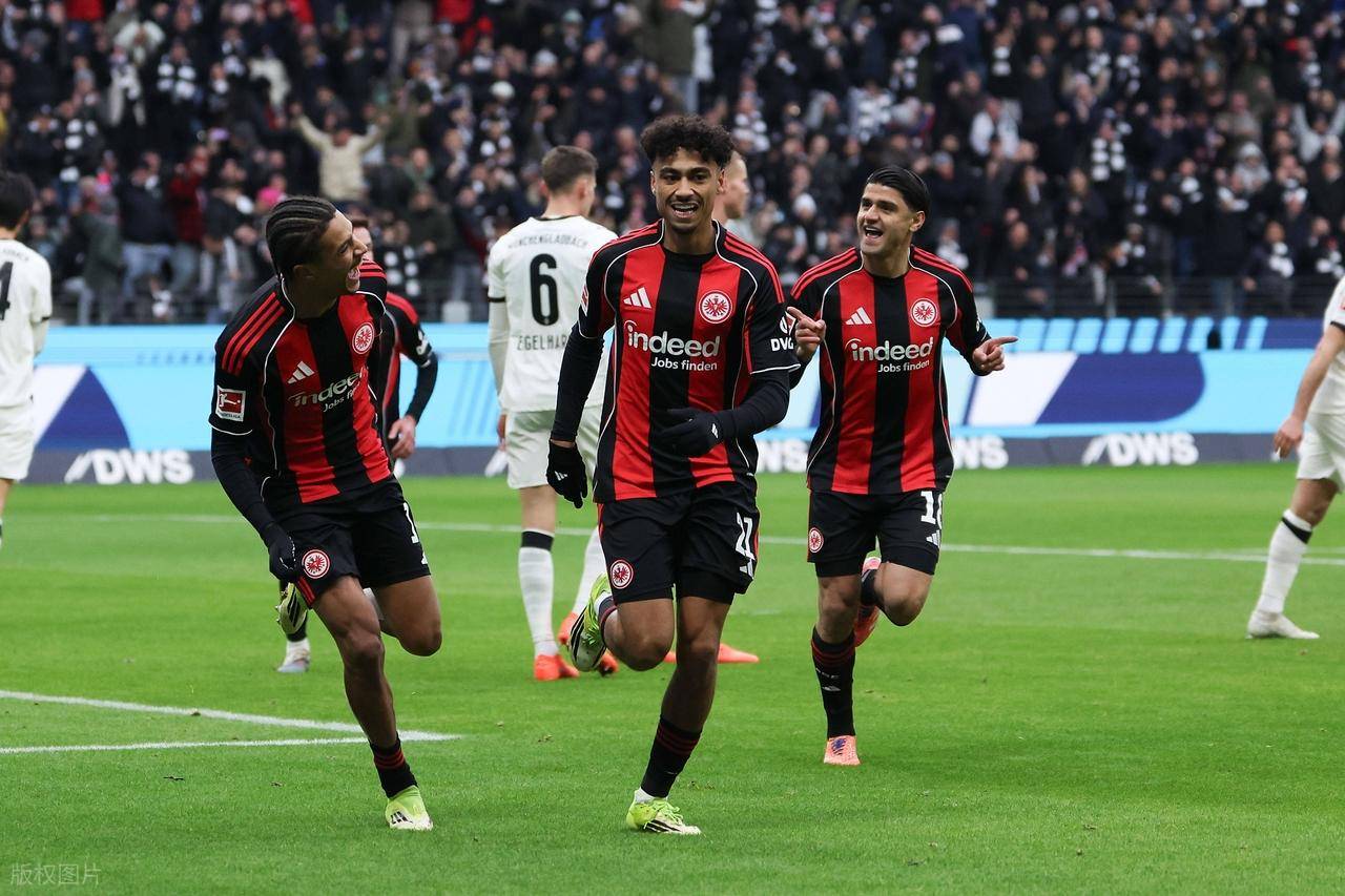 3-0: ดาวรุ่งชาวฝรั่งเศสวัย 20 ปีโชว์ฟอร์มเจิดจรัสในบุนเดสลีกา – แอสซิสต์สุดสวยสองครั้งนำแฟรงค์เฟิร์ตคว้าชัยชนะเหนือกลัดบัคอย่างขาดลอย สิ้นสุดสถิติไร้ชัย 9 นัดติดต่อกัน ไอน์ทรัค แฟรงค์เฟิร์ต บาโฮยา แมตช์