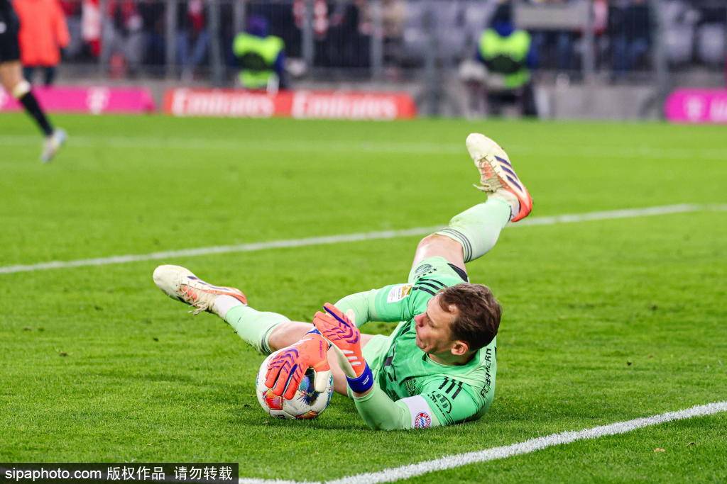 นอยเออร์ถูกเปลี่ยนตัวออกเนื่องจากอาการไม่สบายที่น่อง; เอเบิร์ลเปิดเผยว่า: "เขาสบายดี บาเยิร์นจะยังคงทุ่มเทเต็มที่!"_การแข่งขัน_แฟน_แชมเปียนส์ลีก