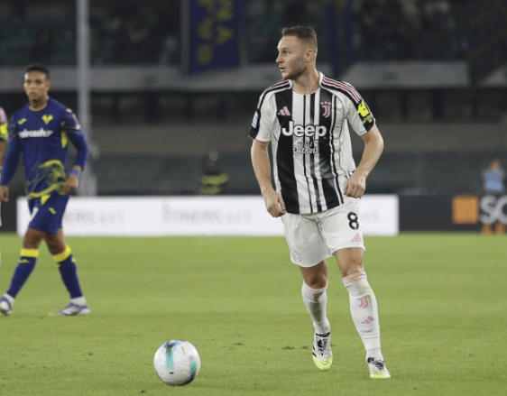 การเสริมทัพในแดนกลางเริ่มมีความคืบหน้า! สื่อกีฬา Milan Sports วิเคราะห์ความสนใจของ Roma ที่มีต่อ Kupmeenas โดยอาจมีการเจรจาเกิดขึ้นในอีกไม่กี่เดือนข้างหน้า_การย้ายทีม_Serie A_Juventus