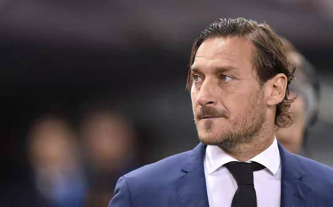 ในขณะที่การเฉลิมฉลองครบรอบ 100 ปีของโรม่ากำลังใกล้เข้ามาและการต่อสู้เพื่อชิงตำแหน่งท็อปโฟร์กำลังเข้มข้น บุคคลหนึ่งกลับมีความสำคัญมากกว่าทั้งต็อตติและเจ้าของสโมสรจัลโลรอสซี่ นั่นคือ จาน ปิเอโร่ กาสเปรินี่ และเคลาดิโอ รานิเอรี่ ในศึกยูฟ่า แชมเปียนส์ลีก