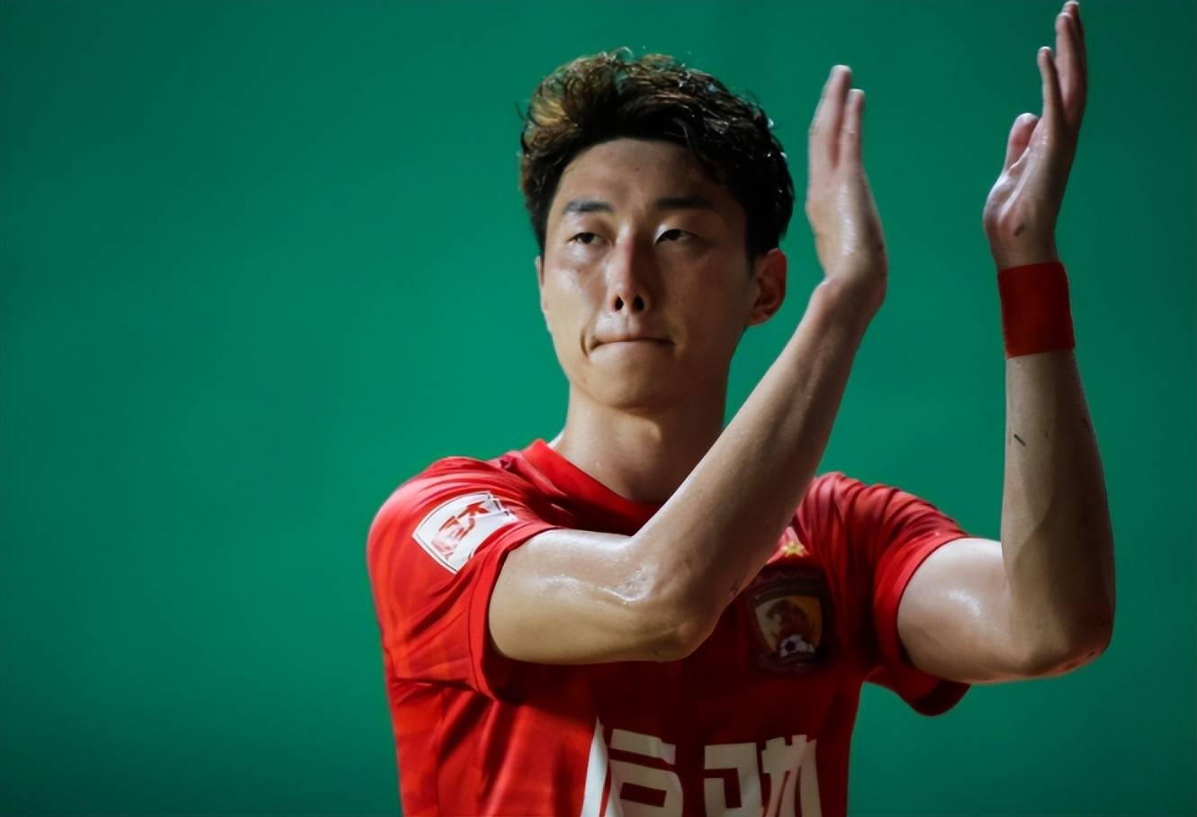 ข่าวด่วน! นักเตะดาวดังระดับนานาชาติของจีนวัย 31 ปี เกา จุนอี้ เตรียมย้ายไปร่วมทีมโบรุสเซีย ดอร์ทมุนด์ ในบุนเดสลีกา ด้วยค่าตัว 3.6 ล้านปอนด์ แต่ข่าวลือดังกล่าวไม่เป็นความจริง _ลู่ จู๋อี้_ _คัง โบ_ _ต้าเหลียน_