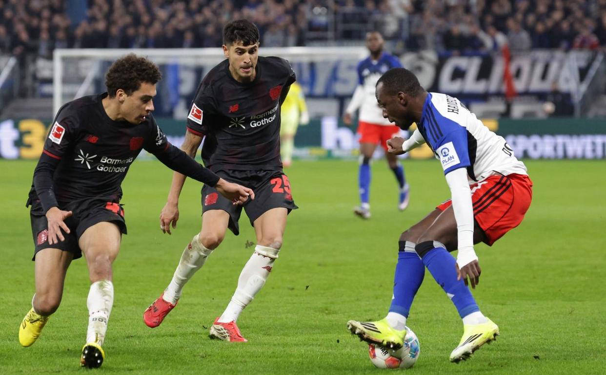 1-0 ชนะ ดาวดวงใหม่วัย 19 ปี ตั้งประเทศด้วยลูกศร 1 ลูก เลเวอร์คูเซ่น จบสามเกมโดยไม่มีชัยชนะ และเลื่อนขึ้นเป็นอันดับที่ 6 ในบุนเดสลีกา_ฮาบูร์ก_การแข่งขัน_ทั้งสองฝ่าย