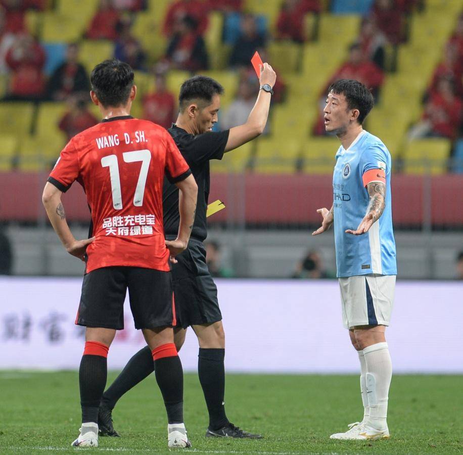 การเปิดซูเปอร์ลีกของจีน และการโต้เถียงยังคงดำเนินต่อไป ยังคงเน้นที่ผู้ตัดสิน สมาคมฟุตบอลพยายามรักษาแชมป์ให้หรงเฉิงเป็นแชมป์หรือไม่?_ การแข่งขัน_วังดิ_เซินเจิ้น