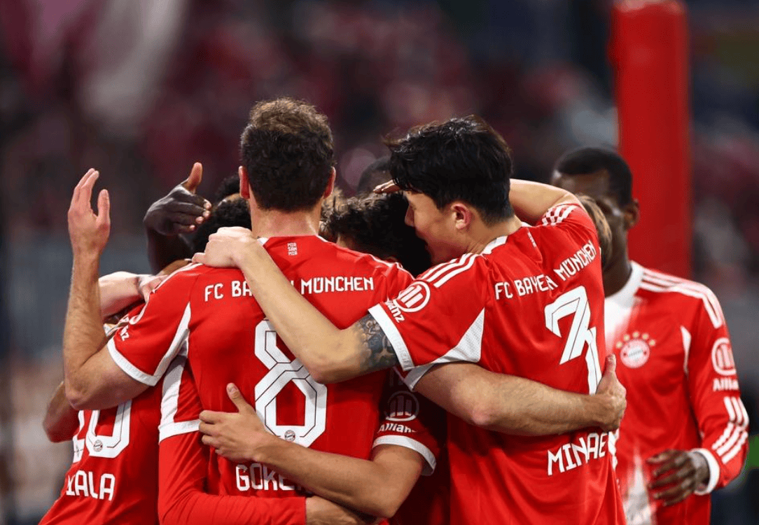 คมปานีสร้างทีมปาฏิหาริย์ประวัติศาสตร์ของทีม ชนะ 6 นัดติดต่อกัน ไม่มีใจจดใจจ่อในการแข่งขันชิงแชมป์ ช่องว่างระหว่าง 2 คนแรกนั้นใหญ่เกินไป_Bayern_Match_Dias