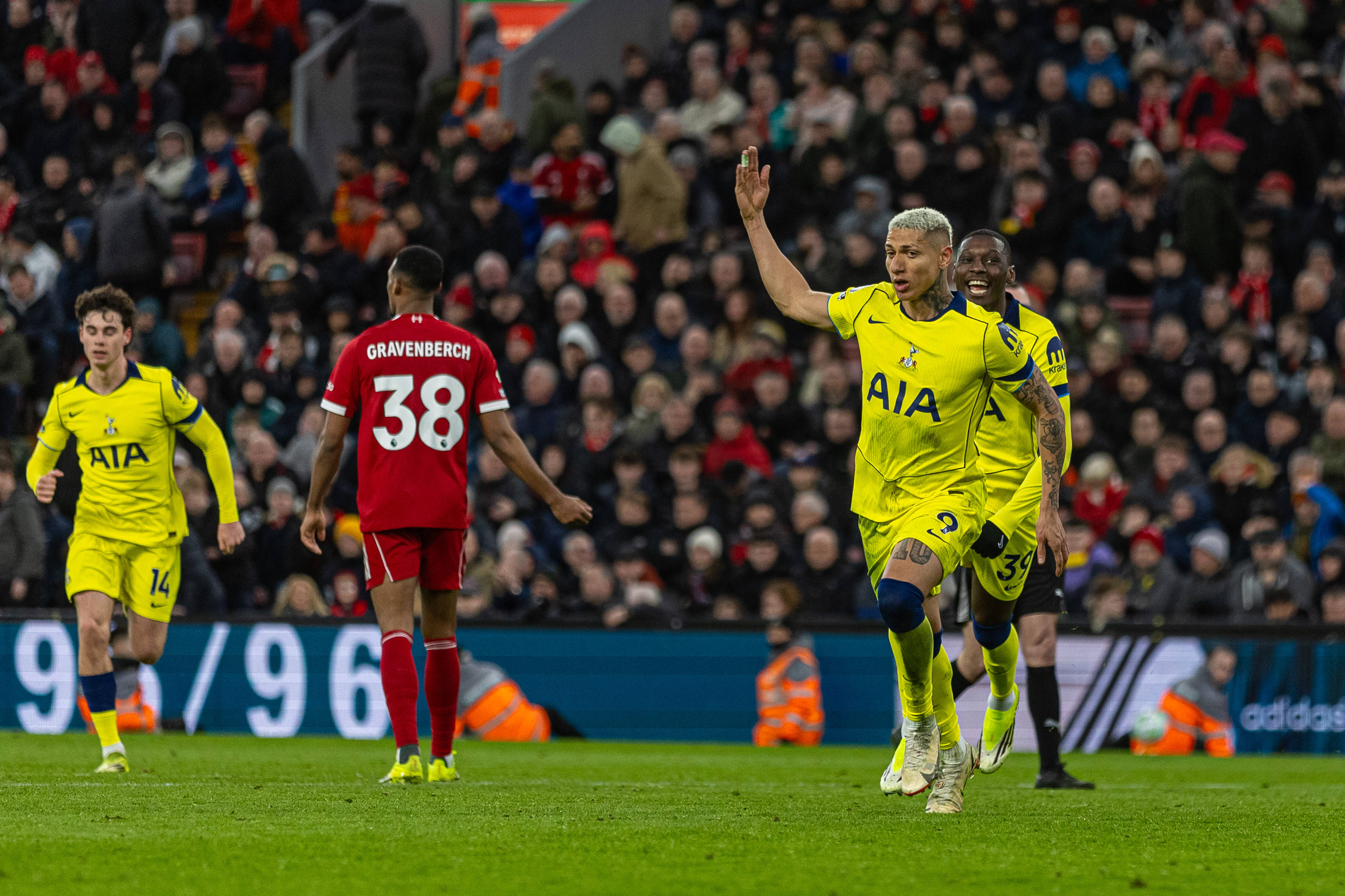 (กีฬา) ฟุตบอล - พรีเมียร์ลีก: ท็อตแนมเสมอกับลิเวอร์พูล_ สำนักข่าวซินหัว_competition_sarisong