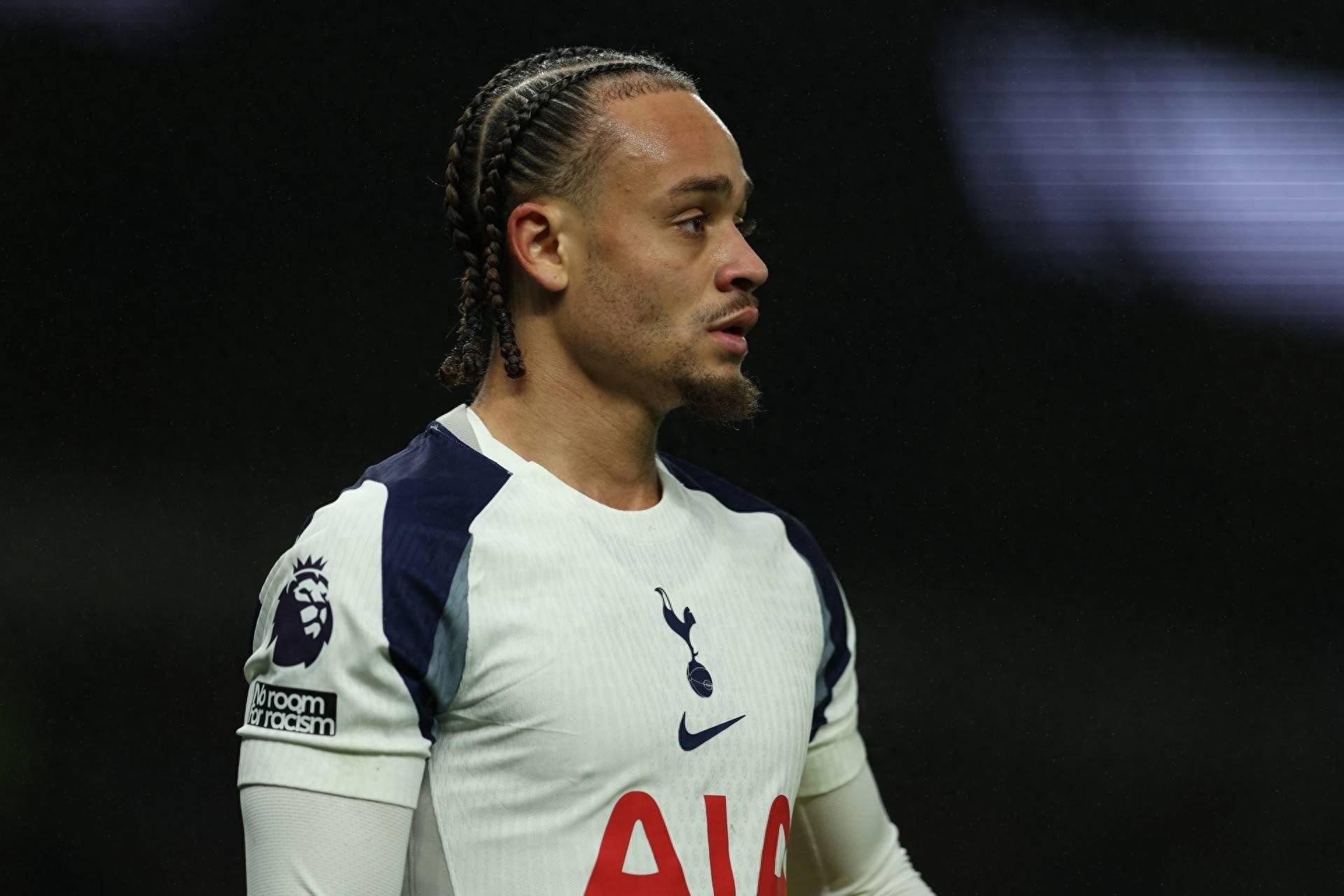 โอกาสของซิมมอนส์ที่จะกลับไปบาร์เซโลนาอยู่ที่นี่ การตกชั้นของท็อตแนมทำให้การย้ายทีมกลายเป็นจริง