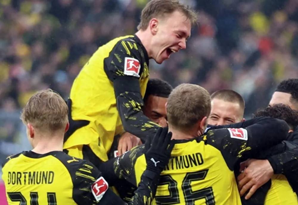 บุนเดสลีกา รอบที่ 26 : ดอร์ทมุนด์ 2-0 ชิงชัง ออกส์บูร์ก สองนัดติดต่อกันเพื่อปิดช่องว่างแชมป์ยังบางเฉียบ