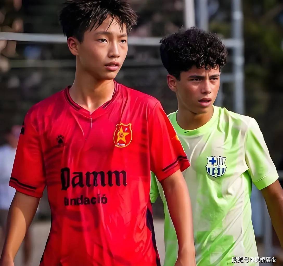 ดงลูทำนายว่าระเบิดนิวเคลียร์จะลงจอด? วัยรุ่นจีนวัย 14 ปี สร้างประวัติศาสตร์ ชาวจีนคนแรกของ La Masia เกิด!_ หลี่ ฮาโอยัน_เยาวชน เทรนนิ่ง_Villarreal