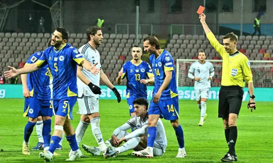 ย้อมสีแดงในช่วงพักครึ่ง! ทำไมอินเตอร์ มิลาน ถึงได้เป็นแชมป์โลกของฟุตบอลโลก?_ bastony_competition_red การ์ด