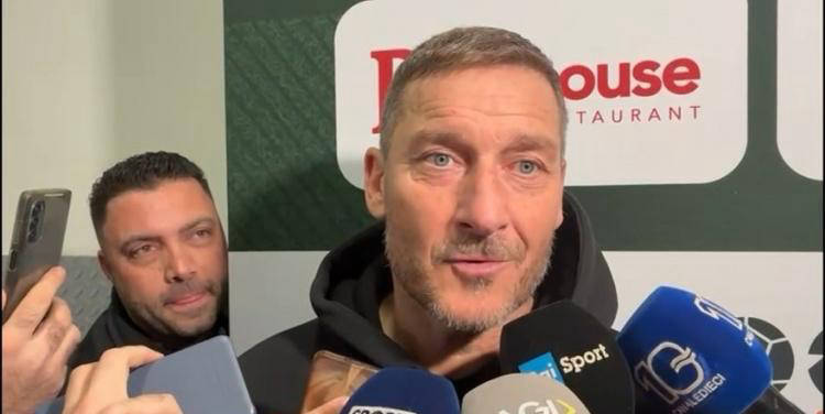 การสร้างทีมของโรมใกล้จะถึงร้อยปีแล้ว Totti ต้องการกลับไปสู่ทีมที่มีอำนาจและราชาหมาป่าไม่เต็มใจที่จะถูกควบคุมโดยเจ้านายชาวอเมริกันอีกครั้ง_rota_friedkin_management