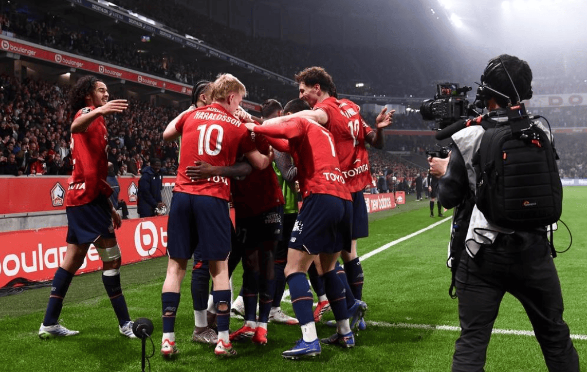 ม้ามืด ความอัปยศ ฟีเวอร์ ของ แพ้ : โดน 3 ประตู แชมป์ 2 ในลีกเอิง เสื่อมลง: 4 แต้ม ตามหลัง paris_lance_match_saint germain