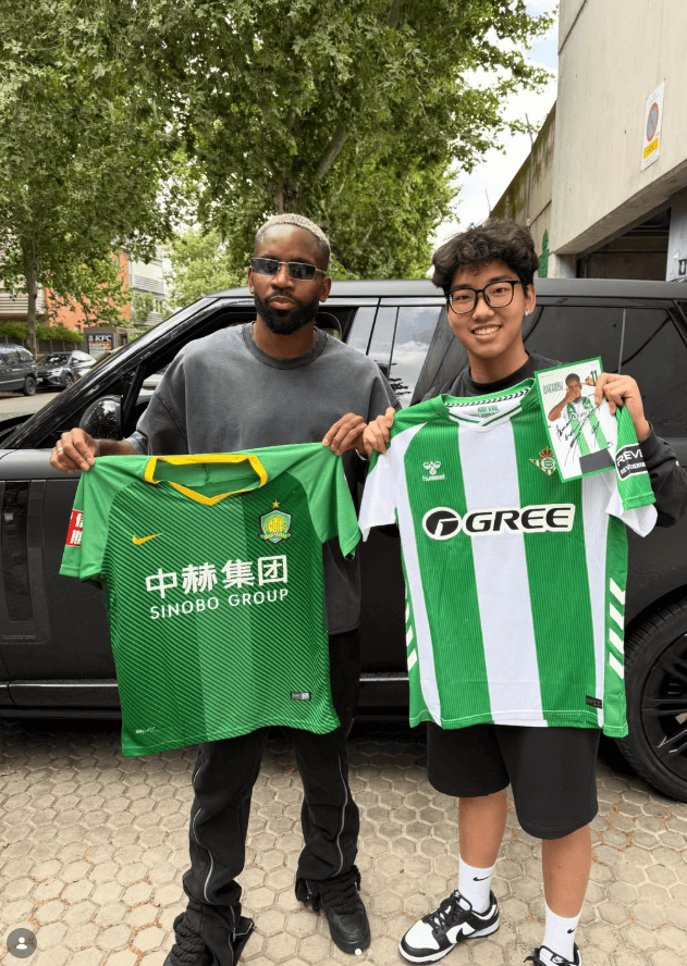 เซอร์ไพรส์จากปักกิ่ง! แฟนกัวอันเยือนบาคัมบูในสเปน ถือ 7 ปีที่แล้ว Jersey_Royal Betis_Royal Betis