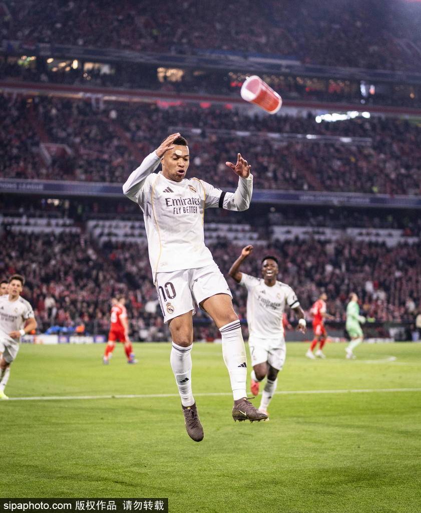 แฮตทริก Hick Hat Trick: การแสดงเดี่ยวของไบเออร์ผลักดันให้เลเวอร์คูเซ่นขึ้นที่นั่งแชมเปี้ยนส์ลีก - Teller Report