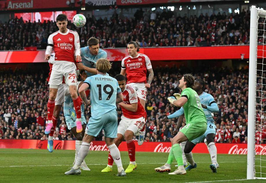 พรีเมียร์ลีก - ฮาเวอร์ตซ์ ชนะ อาร์เซนอล 1-0 เบิร์นลี่ย์ นำ 5 แต้ม ก่อน _ ซาก้า _ เขตโทษ _ บอล